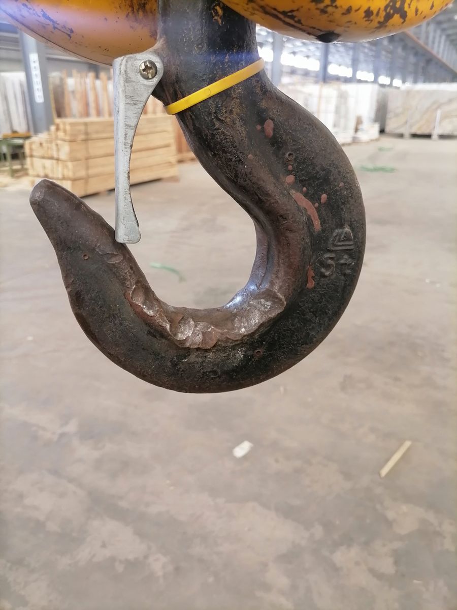 Hook inspection: wear, throat opening and safety latch