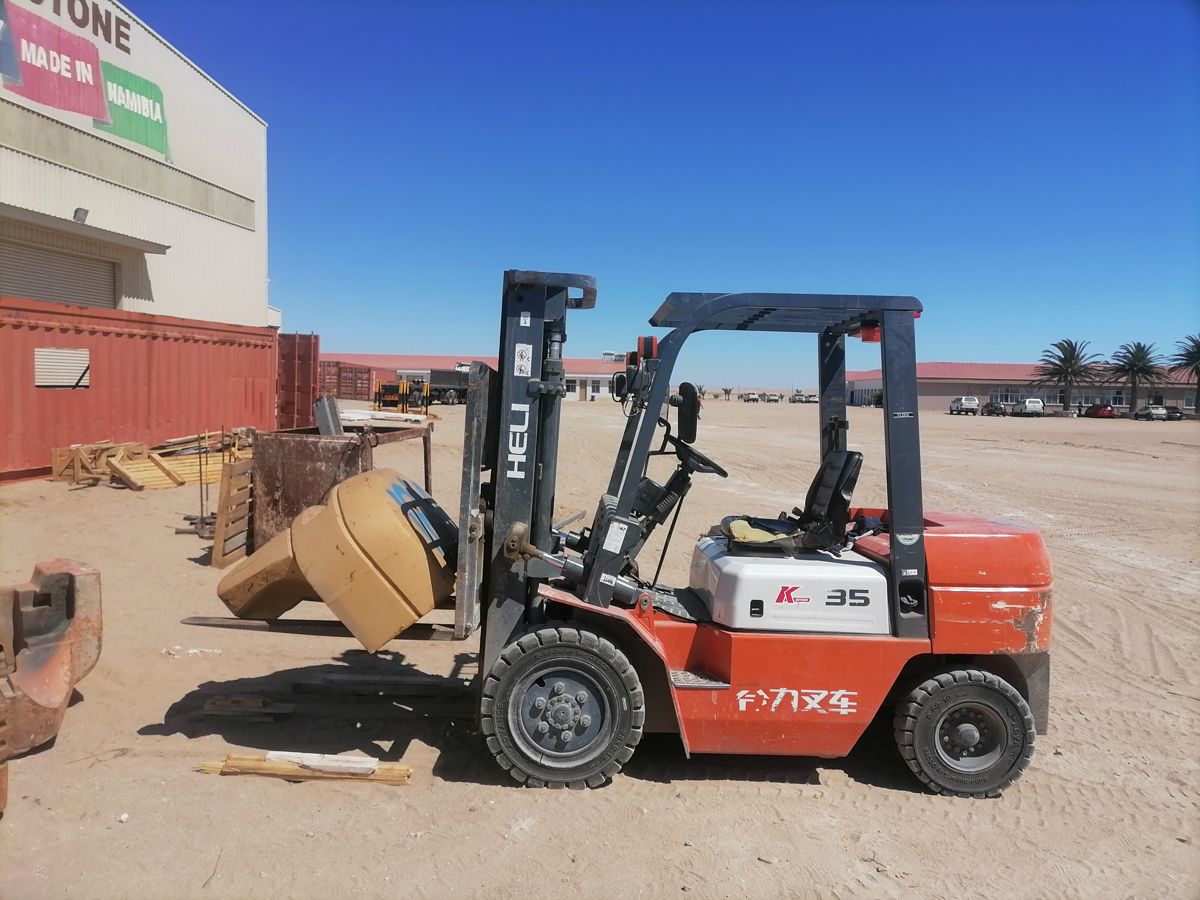 Forklift load test, side view